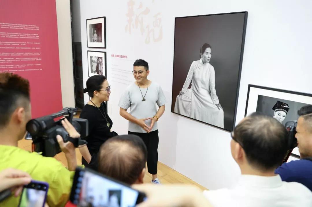 时隔一载，美好再续，巅峰国际官网地产&amp;amp;amp;肖全荆门新面庞摄影展温情启幕